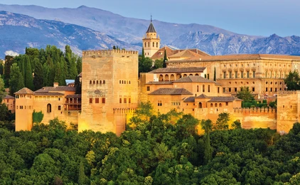 Die mächtige Alhambra in Granada 