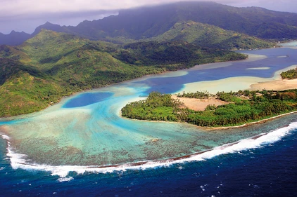 Im Anflug auf Huahine