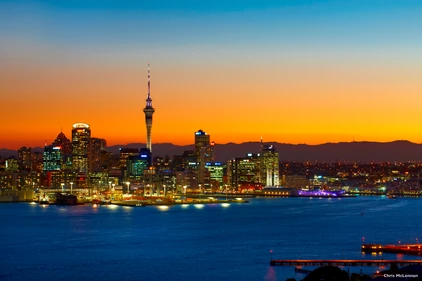 Skyline von Auckland in der Dämmerung 