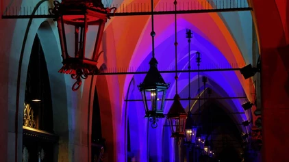 Bunte Laternen in Krakaus Tuchhallen