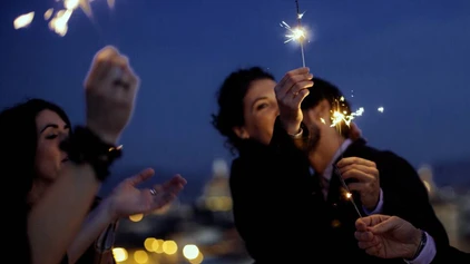 Silvester in einer Gruppe von Gleichgesinnten feiern