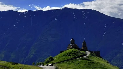 Gergeti-Dreifaltigkeitskirche in Stepantsminda am Fuße des Kasbek-Massivs