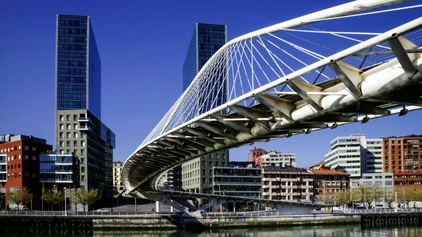 Die Zubizuri-Brücke von Santiago Calatrava in Bilbao