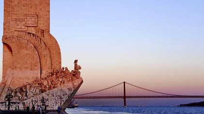 Entdeckerdenkmal Padrão dos Descobrimentos in Belém und die Ponte 25 de Abril