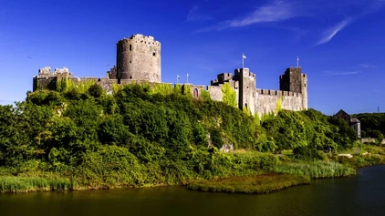 Thront mächtig über dem Fluss: Pembroke Castle