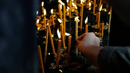 Brennende Kerzen in Kirche