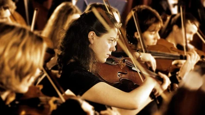 Violinistin im Orchester