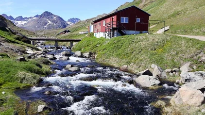 Flusslandschaft mit Hütte