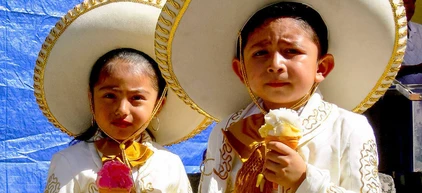 Zwei kleine Kinder mit Sombreros