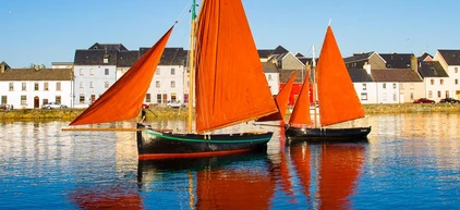 Traditionelle Fischerboote von Galway