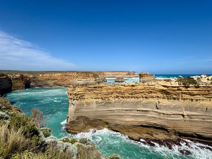Tosende Brandung an den Kalksteinfelsen der Great Ocean Road, Australien
