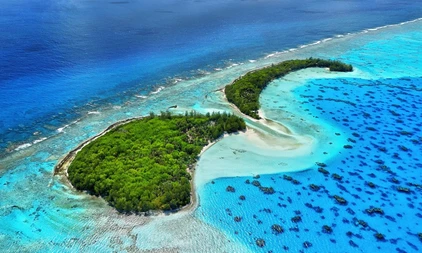 Tropische Motus im klaren Wasser der Lagune von Tubuai, Französisch-Polynesien