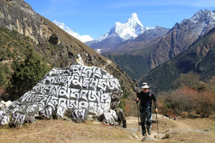 Trekking vorbei an Mani-Steinen mit Blick auf die Ama Dablam