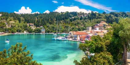 Blick auf Lakka - © freesurf / adobe.com