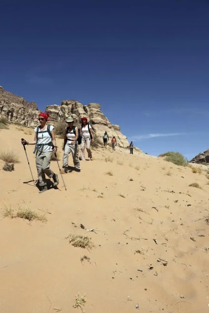 Gruppe auf dem Weg zum Fuß des Berges Jebel - Christiane Flechtner