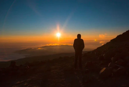 Sonnenuntergang über den Wolken am Kilimanjaro - Oliver Schulz