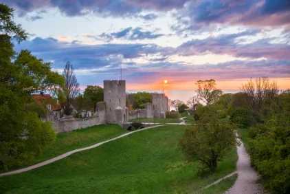 Visby Stadtmauer in der Abenddämmerung - Danita Delimont - © Danita Delimont / Adobe.com