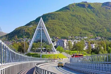 Wahrzeichen der Stadt Tromsø: die Eismeerkathedrale