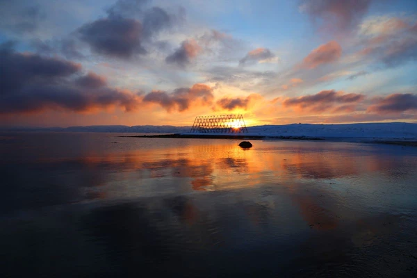 Erleben Sie den Ausflug zum Arktischen Ozean in Finnland bei Sonnenuntergang