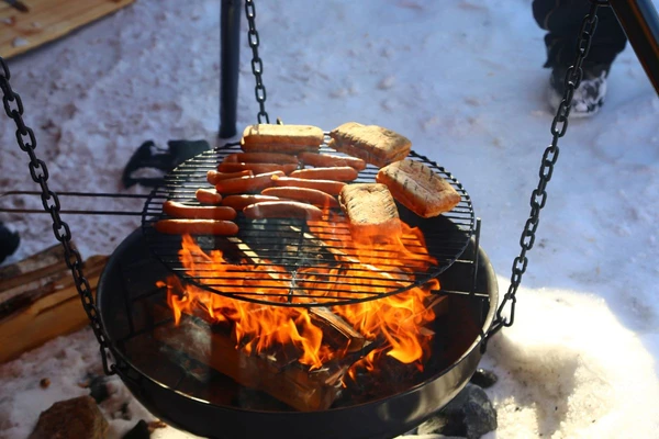 Feines Mittagessen unterwegs am Lagerfeuer in der Natur Finnlands