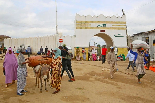 Lebhaftes Stadttor in Harar, Äthiopien – Einblick in die authentische Kultur