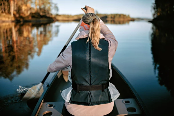 Ruhige Bootstour auf dem See in Finnland