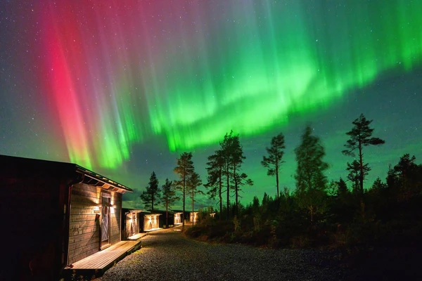 Magisches Nordlicht über der Unterkunft in Finnland erleben