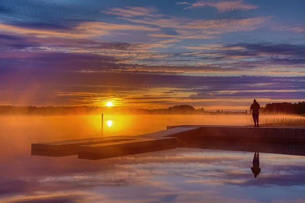 Erleben Sie den perfekten Sonnenuntergang am ruhigen See in Finnland