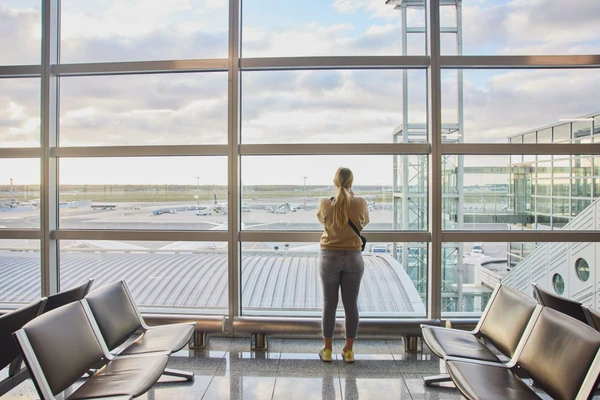 Am Flughafen in Indonesien – Momente des Wartens auf den Abflug