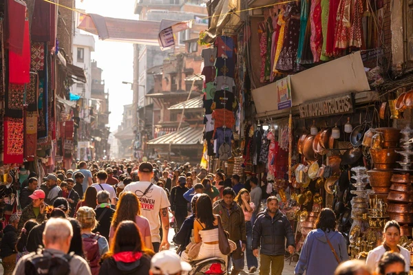 Marcel ragt aus dem dichten Treiben der Altstadt hervor, Kathmandu, Nepal 