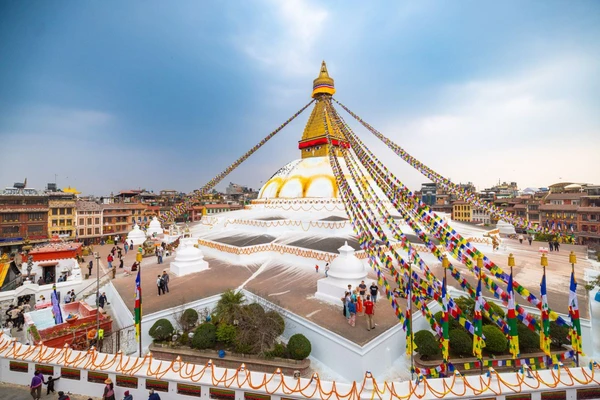 Boudhanath-Stupa mit Gebetsfahnen und weitem Platz in Kathmandu, Nepal