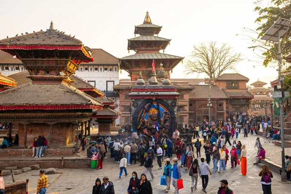 Tempelplatz mit geschmückter Statue im historischen Zentrum von Nepal