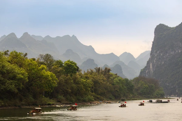 Sanfte Karstlandschaft und Boote auf dem Li-Fluss bei Yangshuo, China