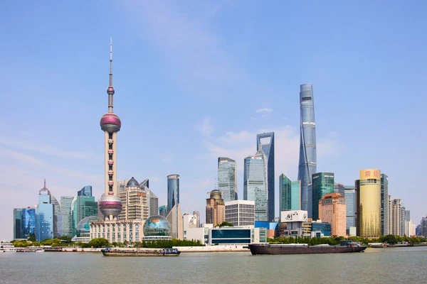 Skyline von Pudong am Huangpu-Fluss in Shanghai, China