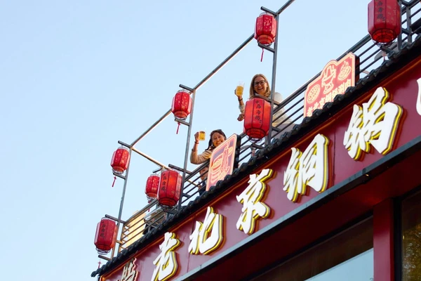 Traditionelle rote Laternen schmücken eine Dachterrasse in Peking, China