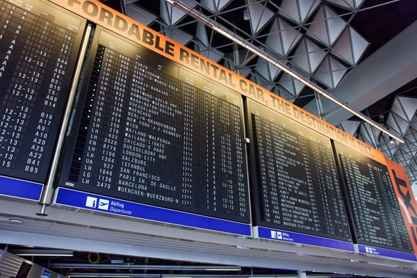 Anzeigentafel im Terminal 1 des Frankfurter Flughafens (FRA)