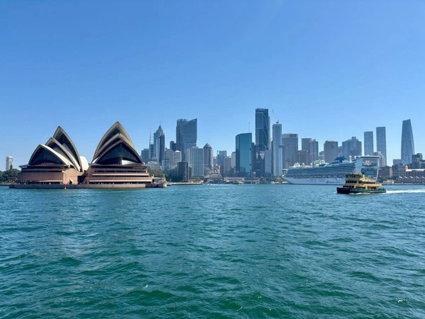 Sydney Harbour mit Opernhaus und Skyline, Australien