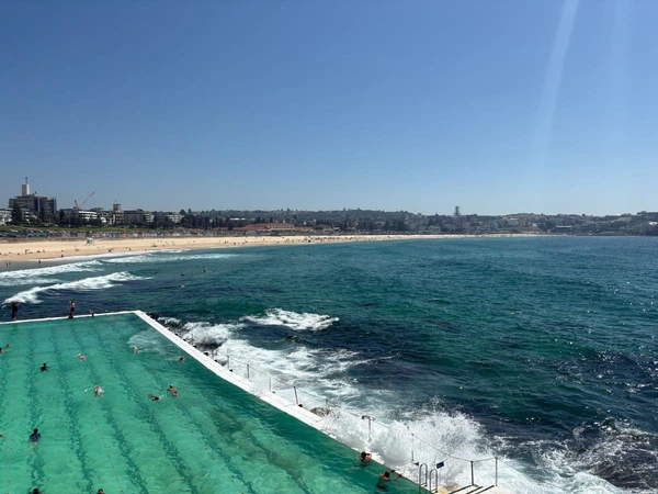 Blick über den Bondi Icebergs Pool und Bondi Beach, Australien