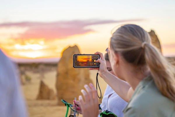 Sonnenuntergang über Kalksteinfelsen der Pinnacles im Nambung-Nationalpark