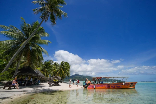 Mit dem Ausflugsboot zu den tropischen Motus rund um Raiatea, Französisch-Polynesien