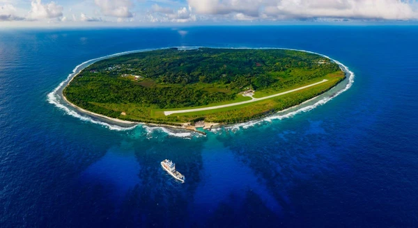 Die abgelegene Austral-Insel Rimatara mit ihrem markanten Flugfeld, Französisch-Polynesien