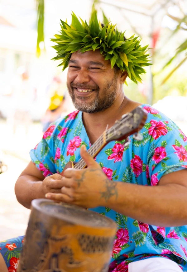 Mann mit Blütenkranz und Ukulele auf Raivavae, Französisch Polynesien