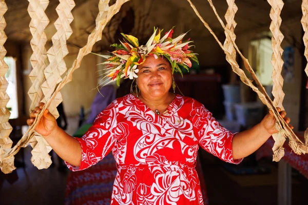 Herzliches Willkommen mit traditionellem Blumenschmuck auf Rimatara, Französisch-Polynesien