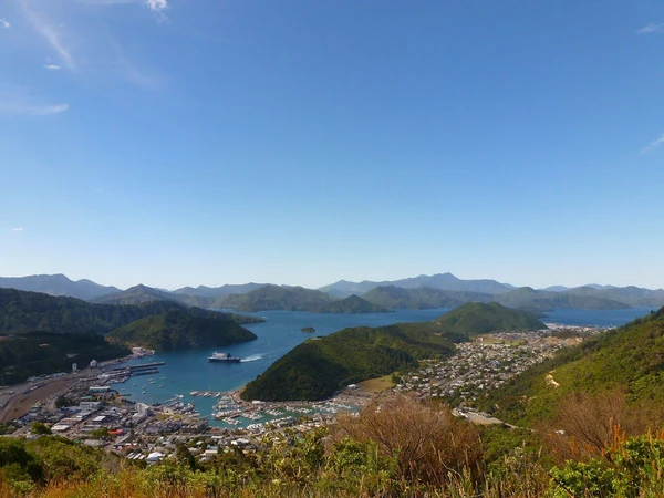 Atemberaubende Aussicht auf die malerische Stadt Picton in Neuseeland