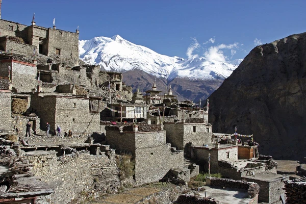 Phugaon: Entdecken Sie die Bergwelt von Naar Phu in Nepal mit kulturellem Flair
