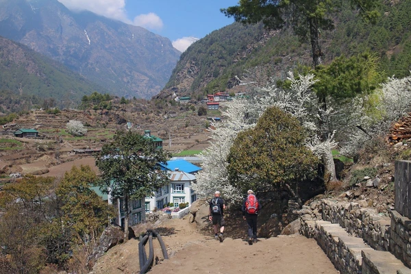 Wanderung durch die faszinierende Landschaft von Monjo, Nepal