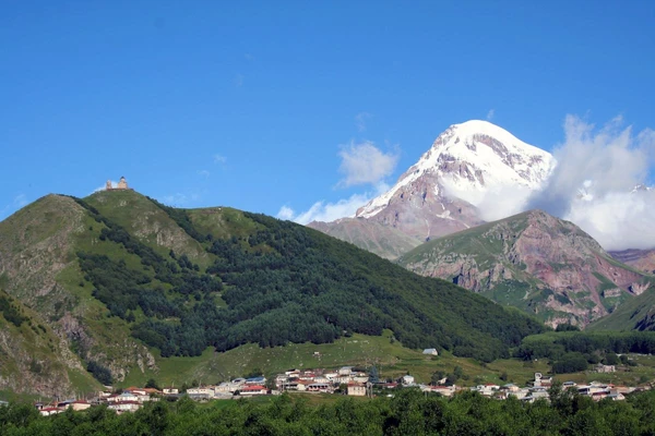 Blick auf den schneebedeckten Prometheusberg Kasbek in Georgien