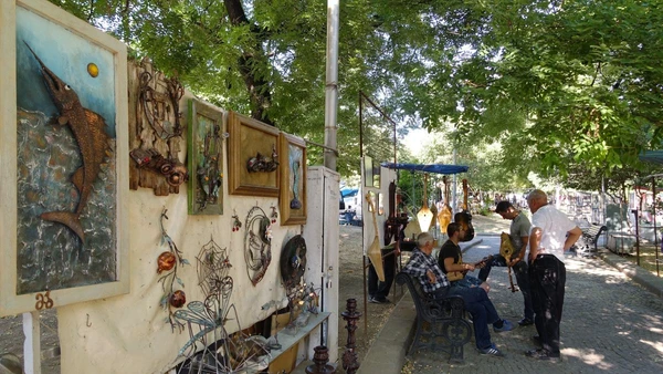 Kunstmarkt in Tiflis: Entdecken Sie die Kreativität Georgiens in der Stadt