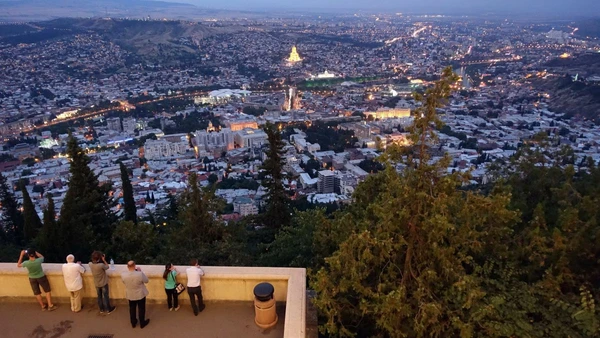 Blick auf Tiflis vom Mtatsminda-Park – Entdecken Sie die Schönheit Georgiens