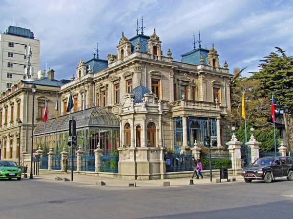 Entdecken Sie das beeindruckende Palacio Sara Braun in Punta Arenas, Chile, Südamerika.